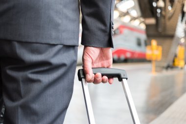 bir arabası çekerek işadamı