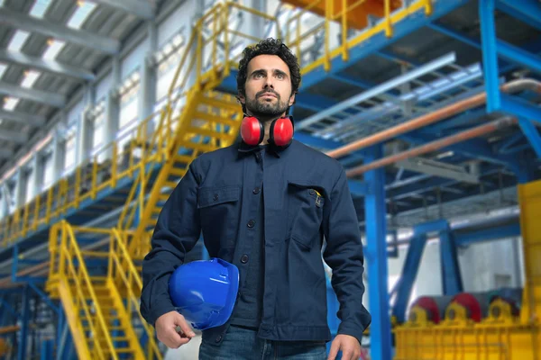 Mann in einer Industrieanlage — Stockfoto