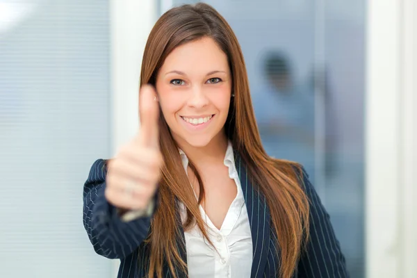 Woman giving thumbs up — Stock Photo, Image