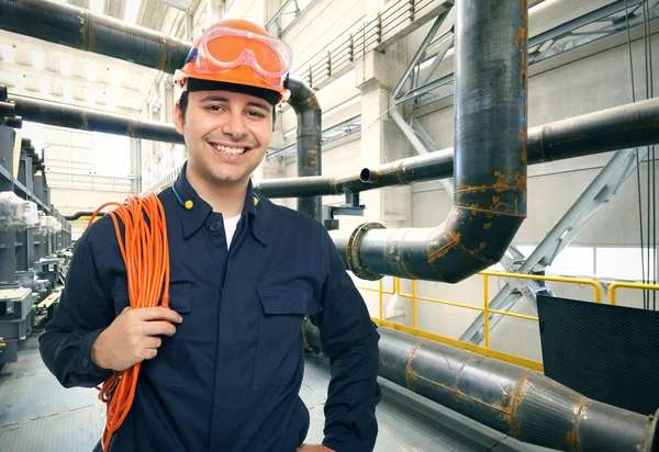 Χαμογελαστά μηχανικός σε εργοστάσιο — Φωτογραφία Αρχείου