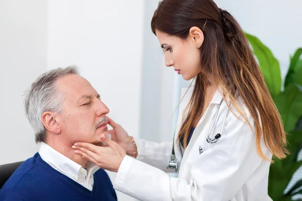 Médecin examinateur patient — Photo