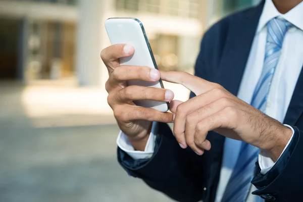 Man die zijn mobiele telefoon gebruikt — Stockfoto