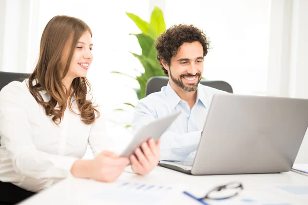 Gente de negocios en el trabajo en oficina —  Fotos de Stock