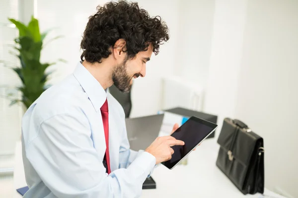 Forretningsmand ved hjælp af tablet - Stock-foto