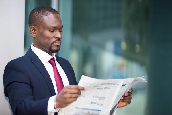 Empresario leyendo un periódico — Foto de Stock