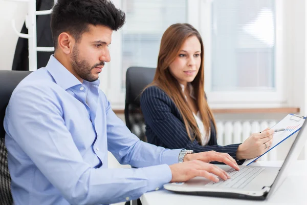 Colegas de negócios usando laptop — Fotografia de Stock