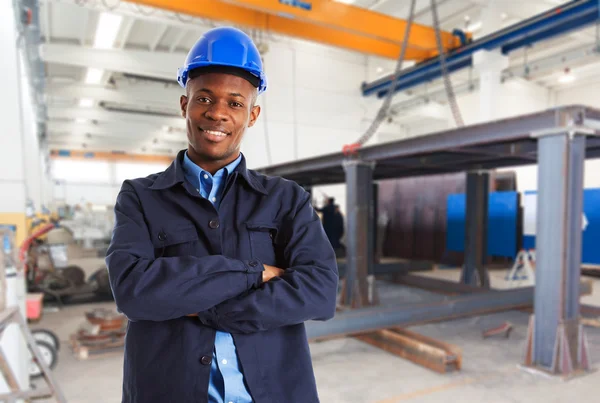 Ingénieur afrcan en usine — Photo