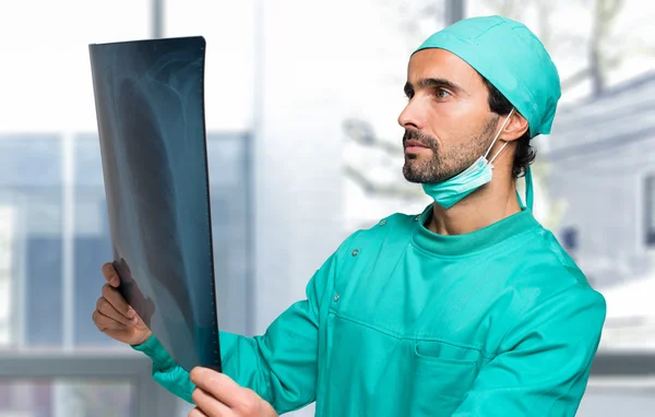 Médecin qui regarde la radiographie — Photo