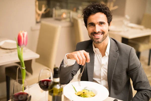 Homem almoçando no restaurante — Fotografia de Stock