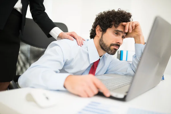 Uomo d'affari depresso guardando il computer — Foto Stock