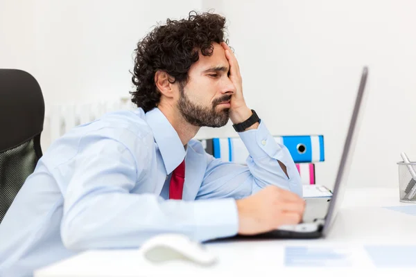 Hombre de negocios cansado usando el ordenador portátil —  Fotos de Stock