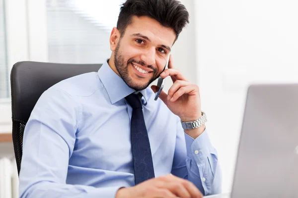 Hombre de negocios usando portátil — Foto de Stock