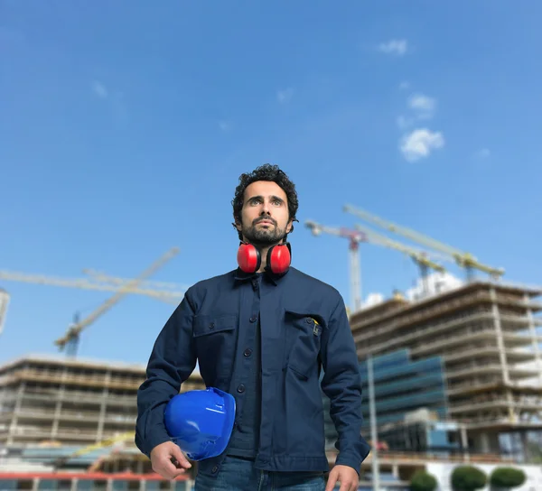 Trabajador en frente de la obra — Foto de Stock