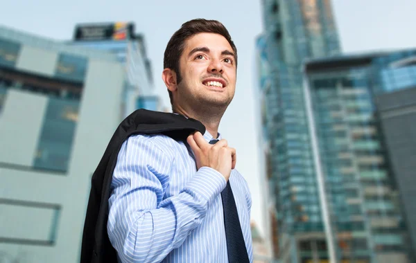 Hombre de negocios celebración chaqueta al aire libre — Foto de Stock