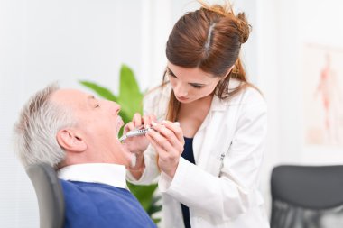 Doktor bir hastayı muayene ediyor.