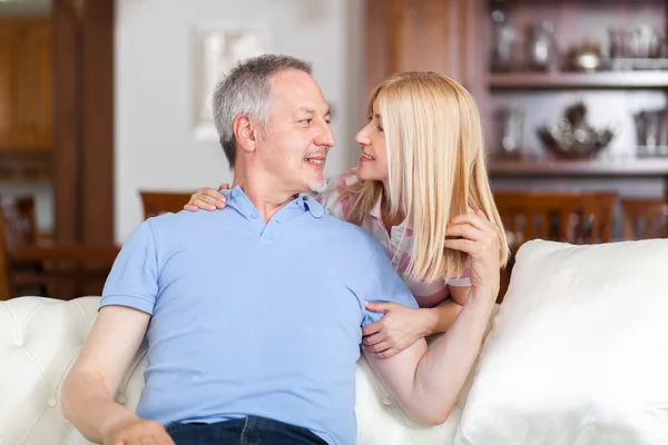 Couple d'âge mûr dans leur maison — Photo