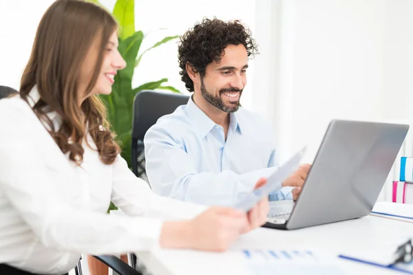 Personas en el trabajo en la oficina — Foto de Stock