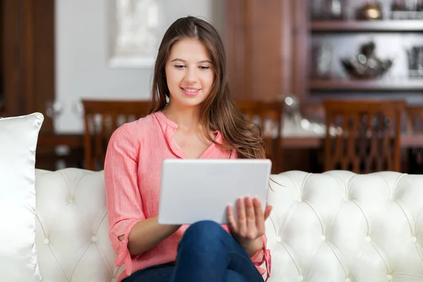 Frau benutzt Laptop — Stockfoto