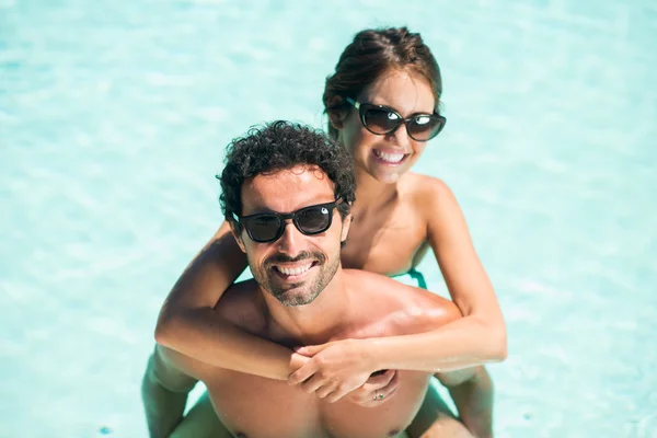 Pareja divirtiéndose en agua —  Fotos de Stock