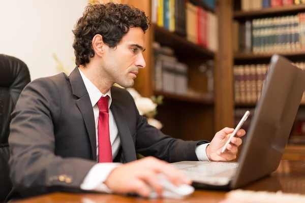 Geschäftsmann bei der Arbeit im Büro — Stockfoto