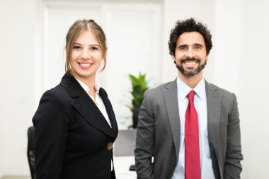 Gülümseyen iş adamları