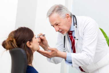 Bir hastanın gözleri ziyaret doktor