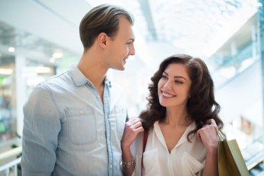 Bir alışveriş merkezinde yürüyen Çift