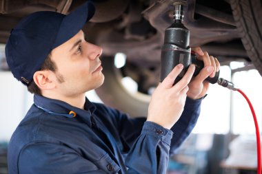 Araba tamir tamirci kaldırdı