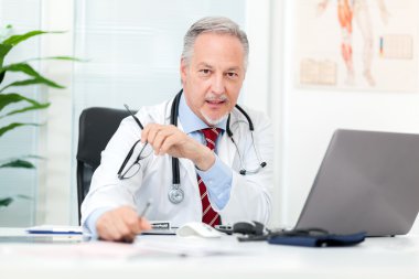 dizüstü bilgisayarıyla doktor