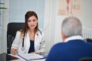 Doktor hastasını için konuşuyor 