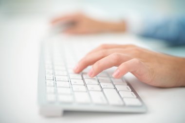 Bilgisayar kullanan kadın