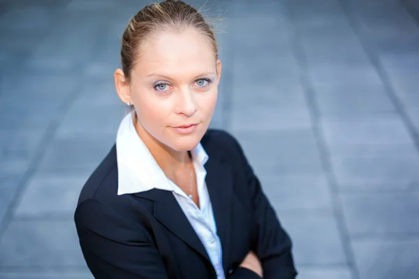 Jonge zakenvrouw buiten — Stockfoto