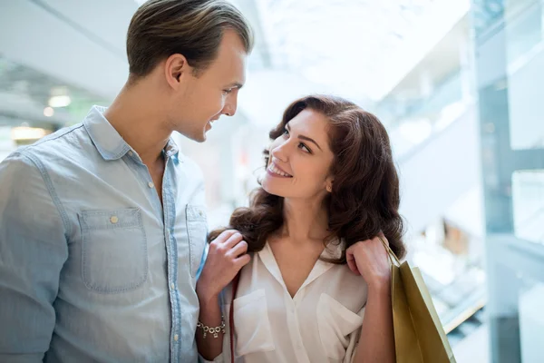 Casal de compras juntos — Fotografia de Stock