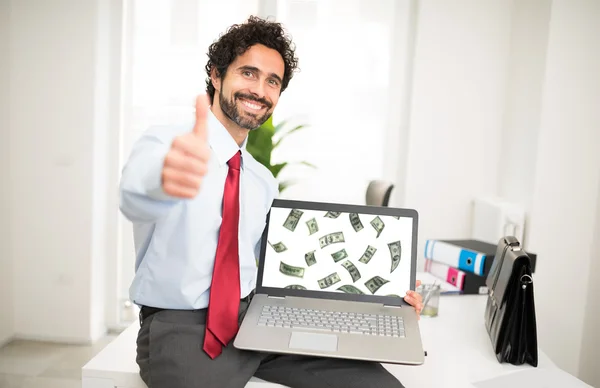 Geschäftsmann zeigt Laptop — Stockfoto