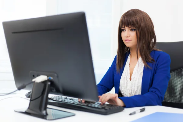 Empresaria usando una computadora — Foto de Stock