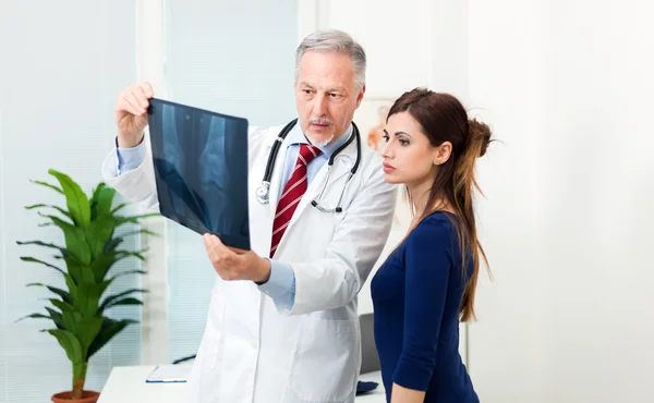 Doctor mostrando radiografía al paciente —  Fotos de Stock