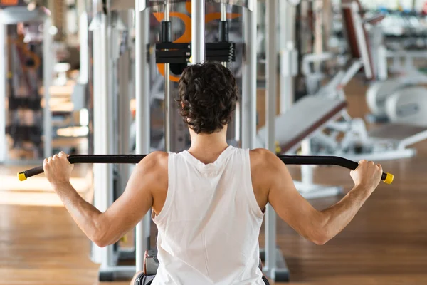 Hombre entrenando duro en el gimnasio — Foto de Stock