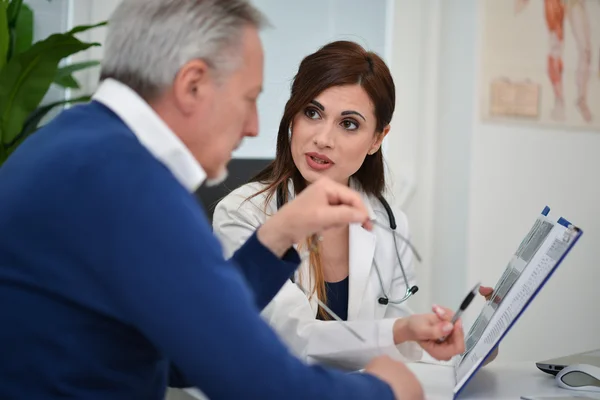 Médecin parlant à sa patiente — Photo