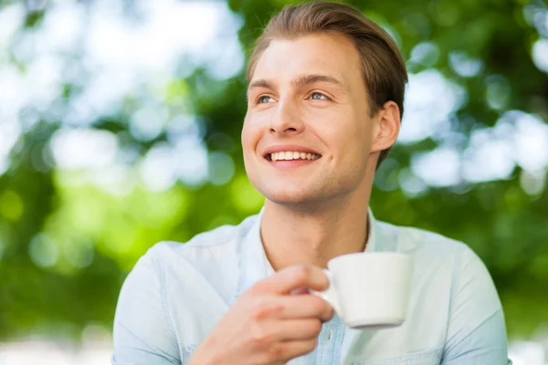 Hombre tomando una taza de café — Foto de Stock