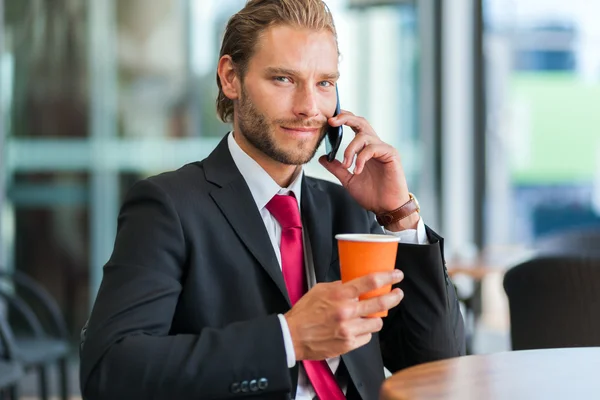 Affärsman att göra ett telefonsamtal — Stockfoto