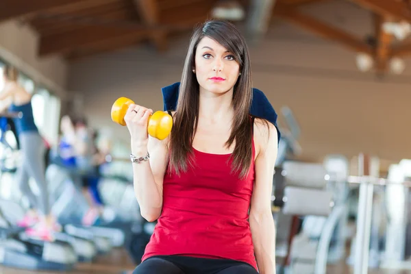 Žena dělá fitness v posilovně — Stock fotografie