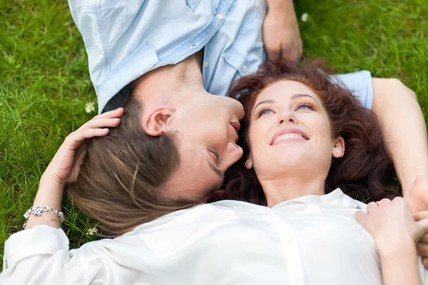 Casal relaxante na grama — Fotografia de Stock