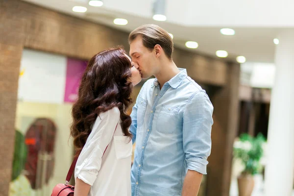 Jovem casal beijando — Fotografia de Stock