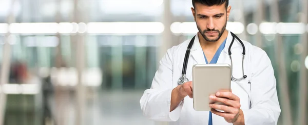 Doctor usando su tableta — Foto de Stock