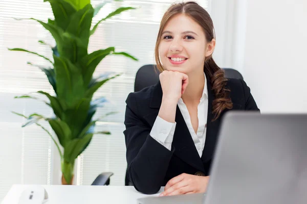 Joven empresaria en la oficina — Foto de Stock