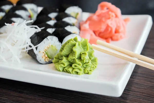 Sushi végétarien sur assiette — Photo