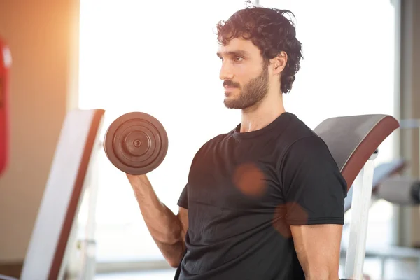 Mannen som tränar på gym — Stockfoto