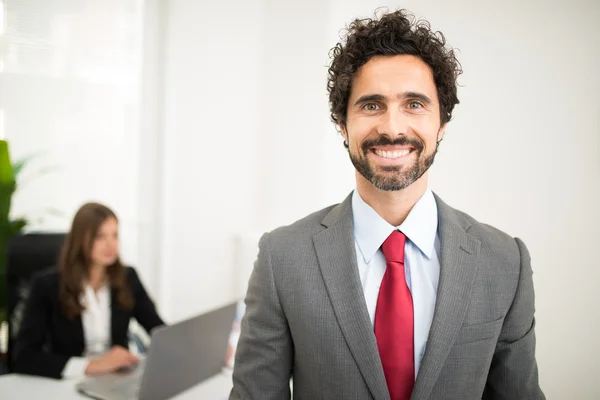 Hombre de negocios sonriente con colega —  Fotos de Stock