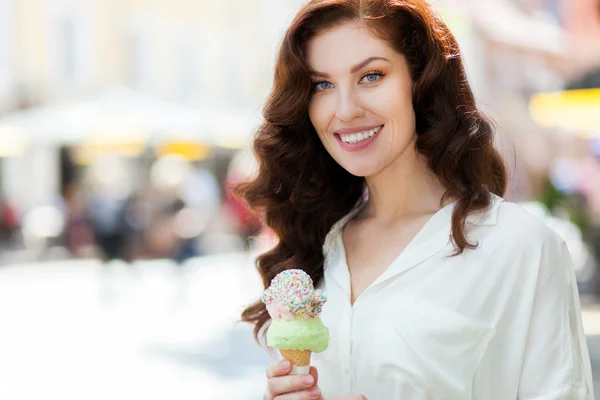 Mulher bonita desfrutando de um sorvete — Fotografia de Stock