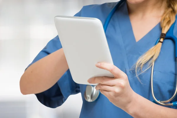 Médecin utilisant une tablette — Photo